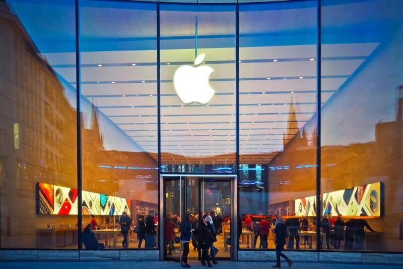 Imagem de um prédio da Apple, representando arquitetura moderna e negócios.